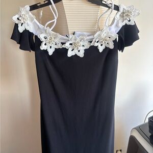 Frank Lyman Style 208009 Off-Shoulder Floral Appliqué Dress – Size 2